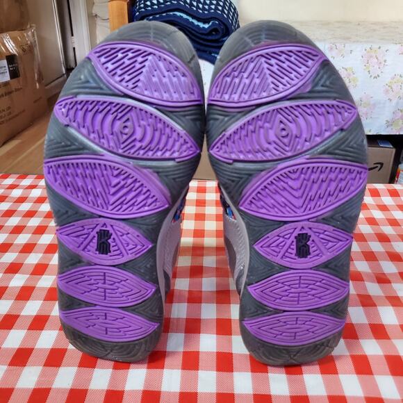 Nike Kyrie 5 Graffiti Atmosphere Grey womens Size 6Y 
(38.5 EUR) AQ2456 001 main image 11
